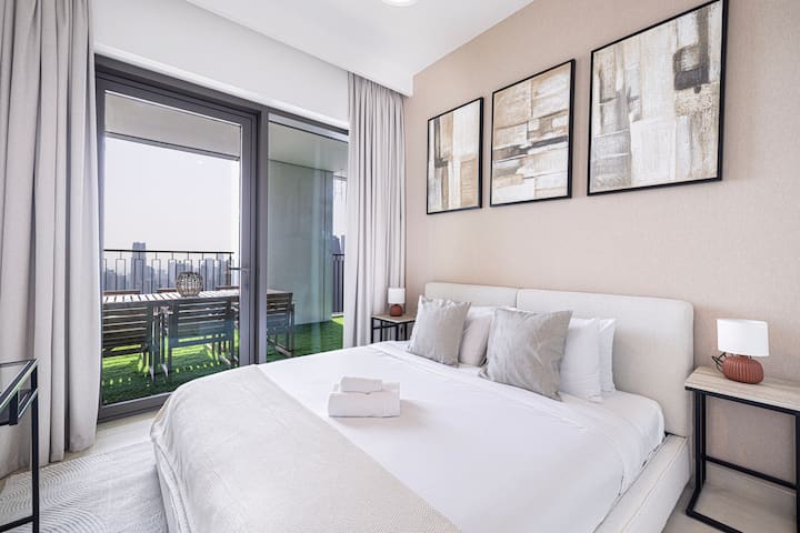 Probudite se u gradu: naša dobro osvijetljena moderna spavaća soba nudi izravan pristup balkonu i prekrasan pogled na horizont Dubaija