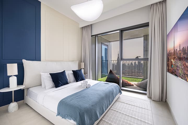 Naša moderna spavaća soba ima pametni TV i pristup balkonu, pozivajući vas da se opustite uživajući u panoramskom pogledu na Dubai