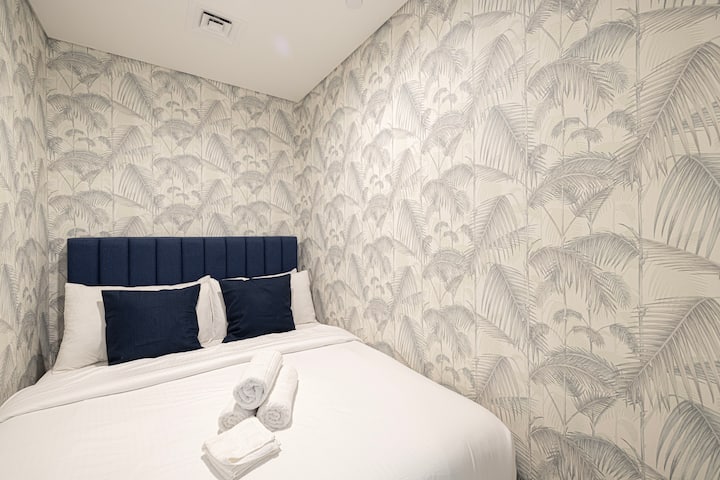 U spavaćoj sobi nalazi se udoban krevet koji osigurava miran san s udobnom posteljinom i opuštajućom atmosferom.