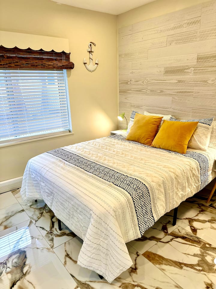 Disfruta de una noche de sueño reparador en nuestra lujosa cama tamaño queen, con ropa de cama acogedora y de alta calidad