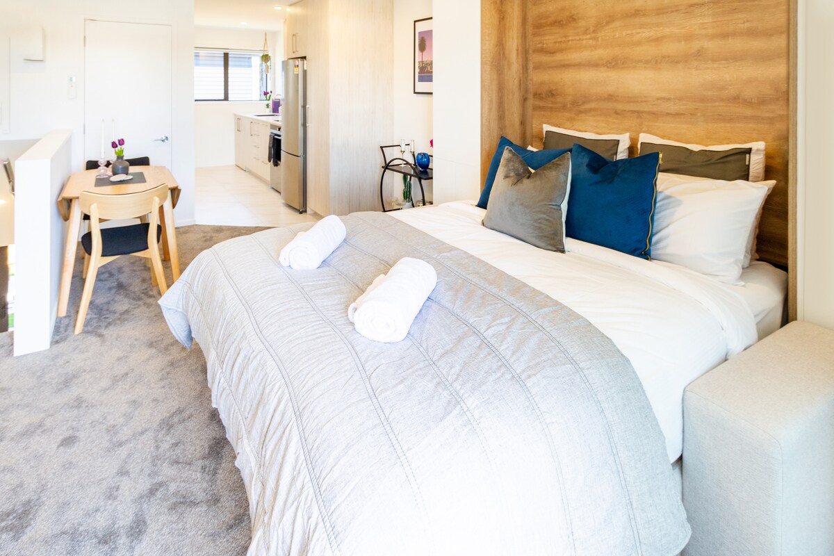 舒适大床，配有枕头和坐垫