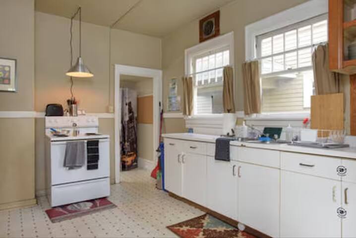 13 Bedroom House in the U-District gallery image 5