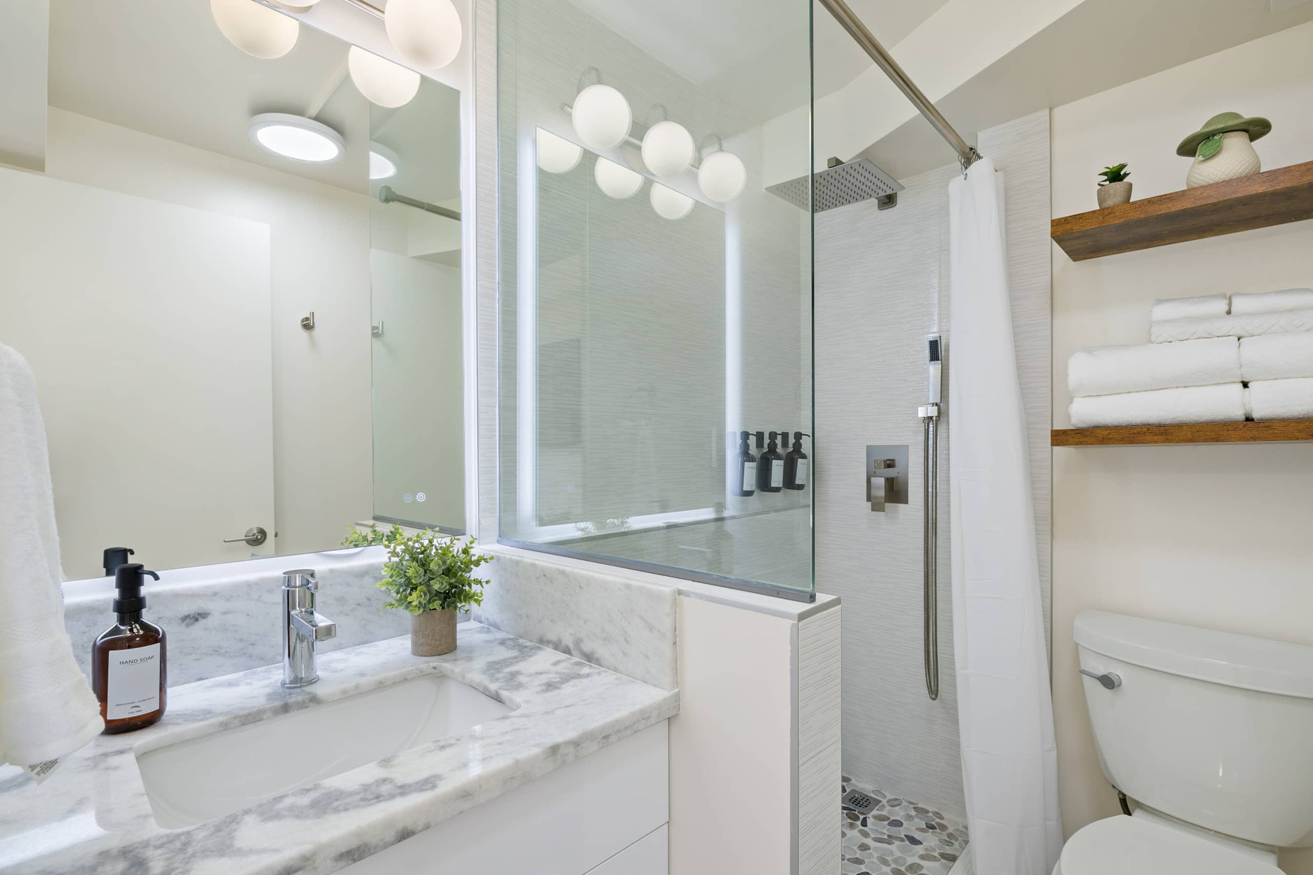 Waikiki Oasis Haven: Your Coastal Escape - Image 24