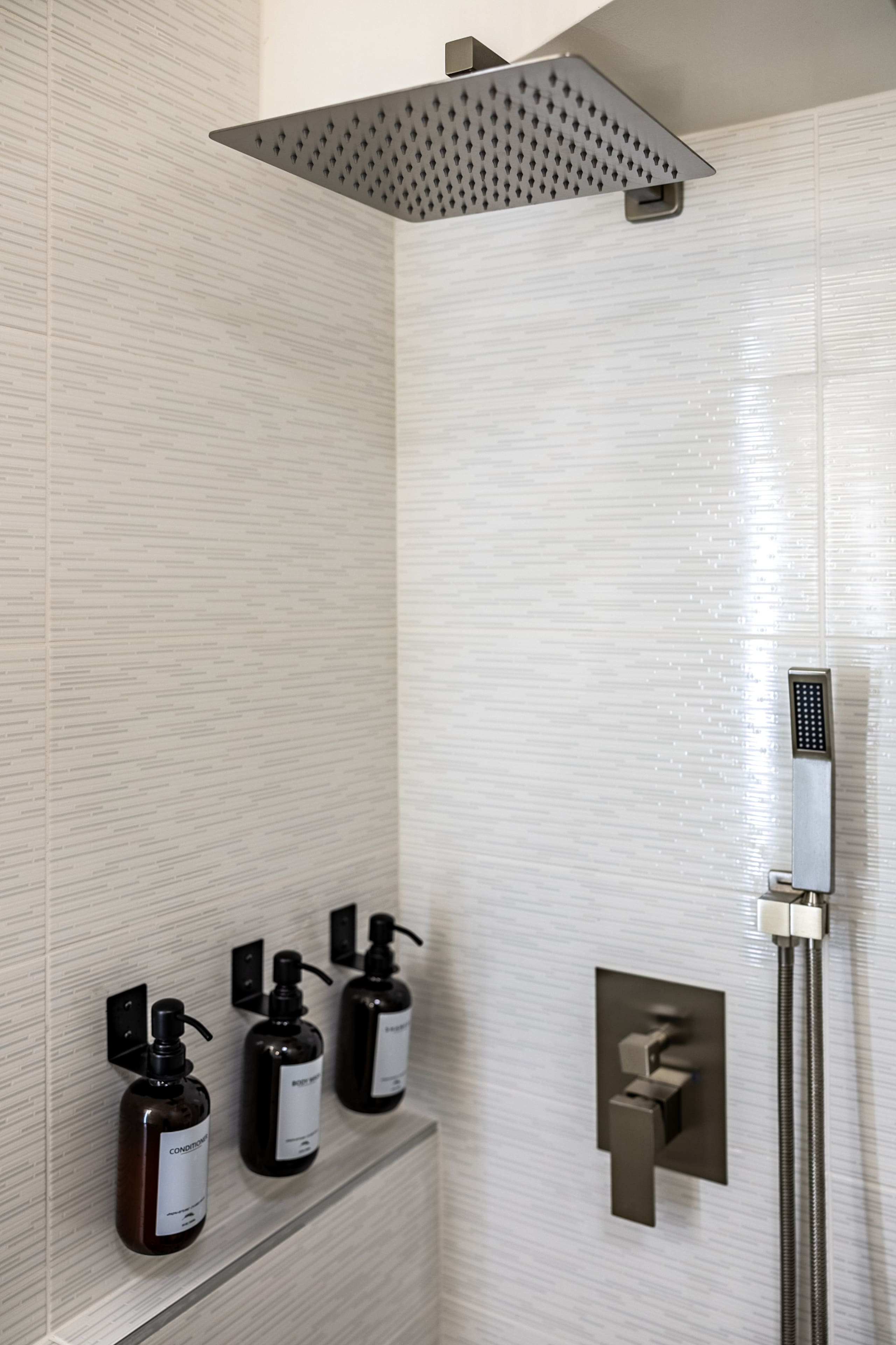 Waikiki Oasis Haven: Your Coastal Escape - Image 25