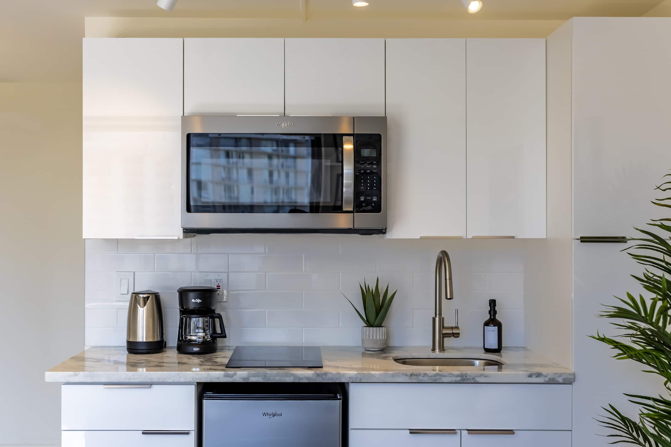 Waikiki Oasis Haven: Your Coastal Escape - Image 13
