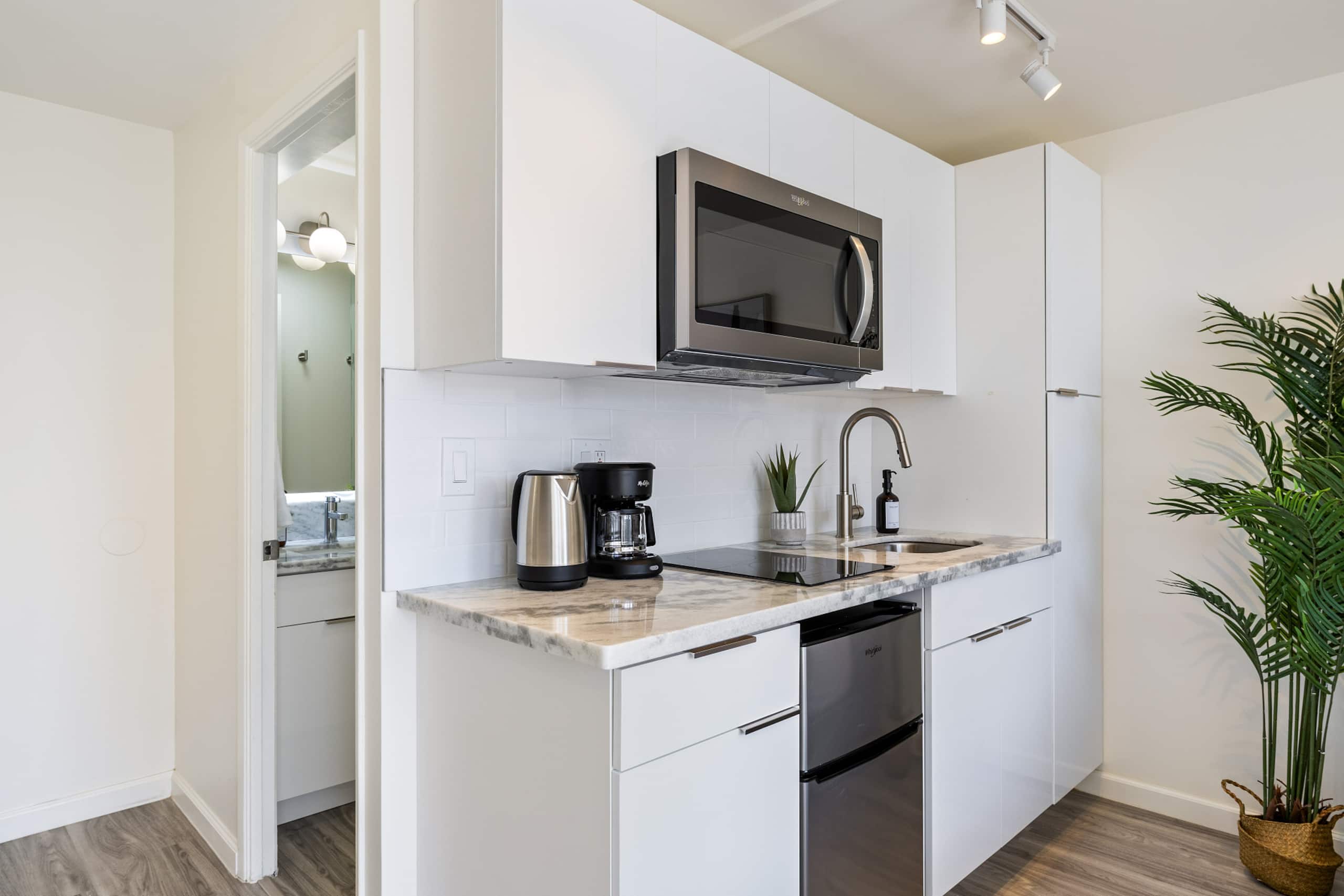 Waikiki Oasis Haven: Your Coastal Escape - Image 15