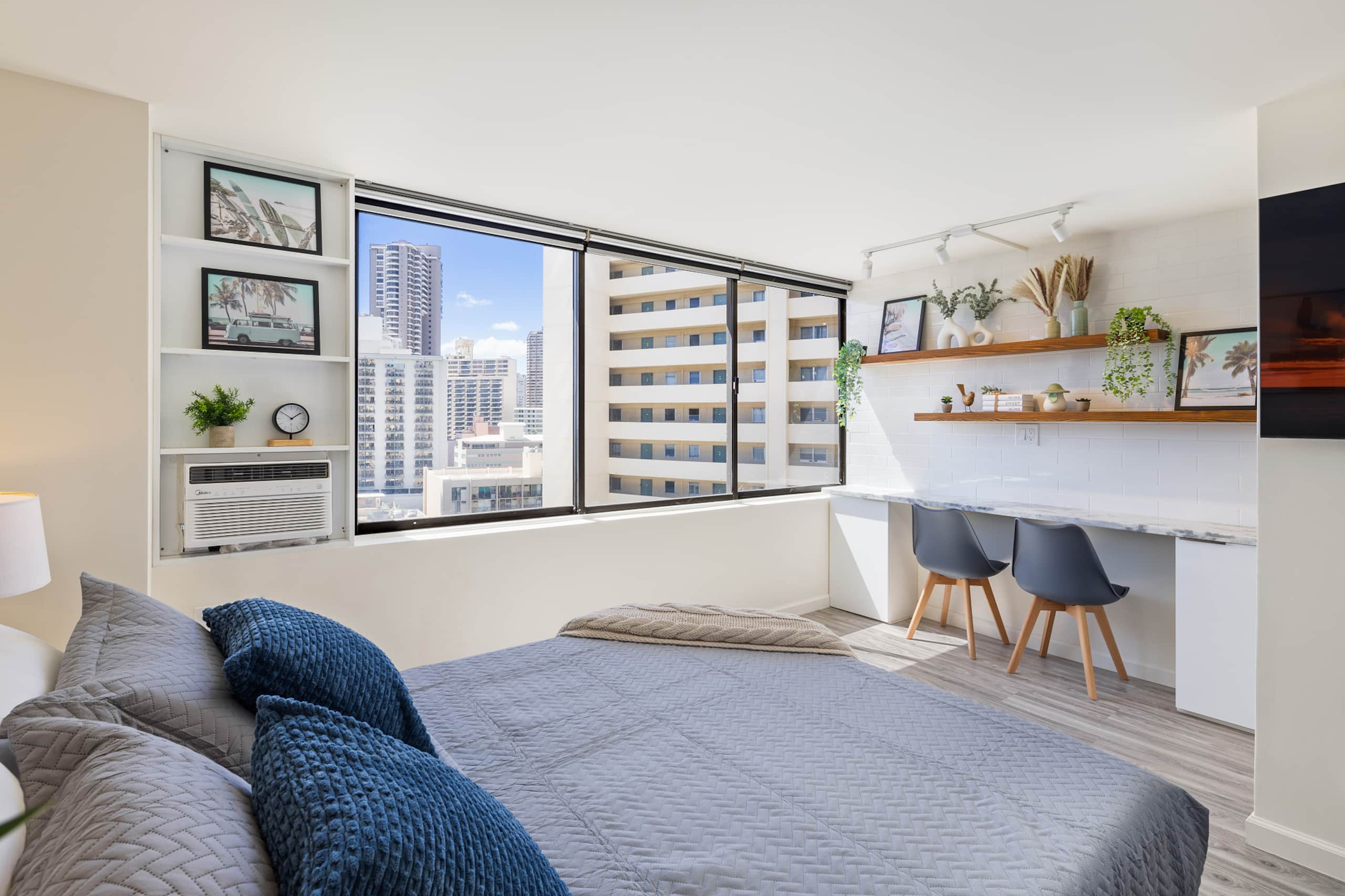 Waikiki Oasis Haven: Your Coastal Escape - Image 11