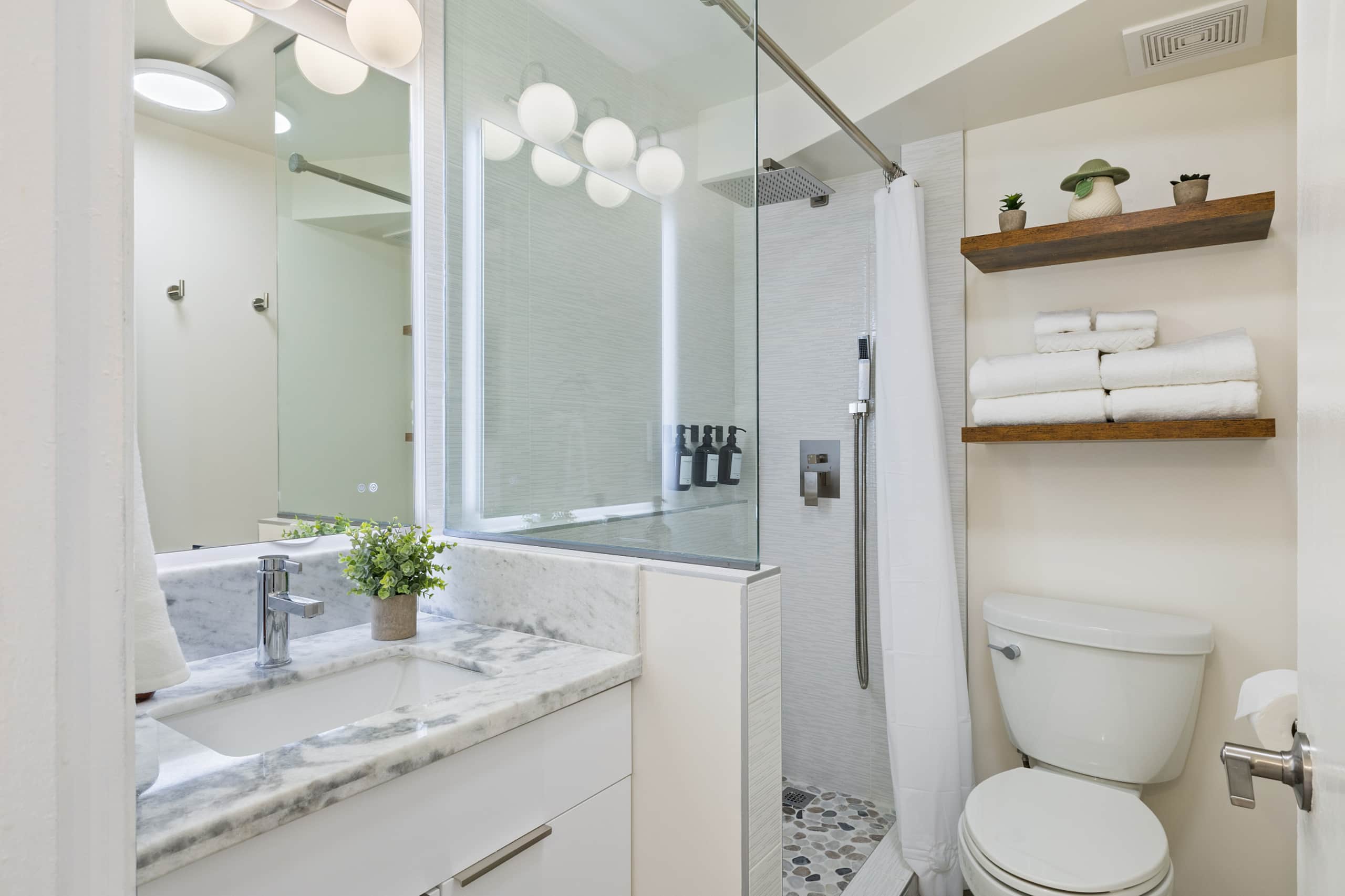 Waikiki Oasis Haven: Your Coastal Escape - Image 22
