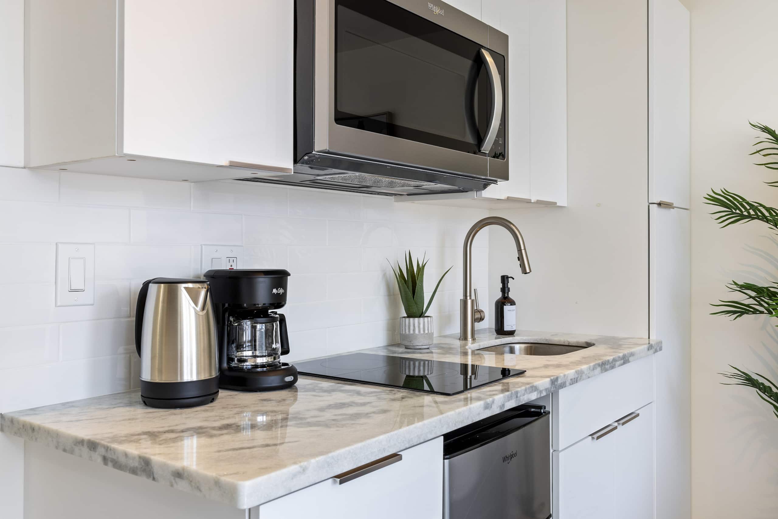 Waikiki Oasis Haven: Your Coastal Escape - Image 14