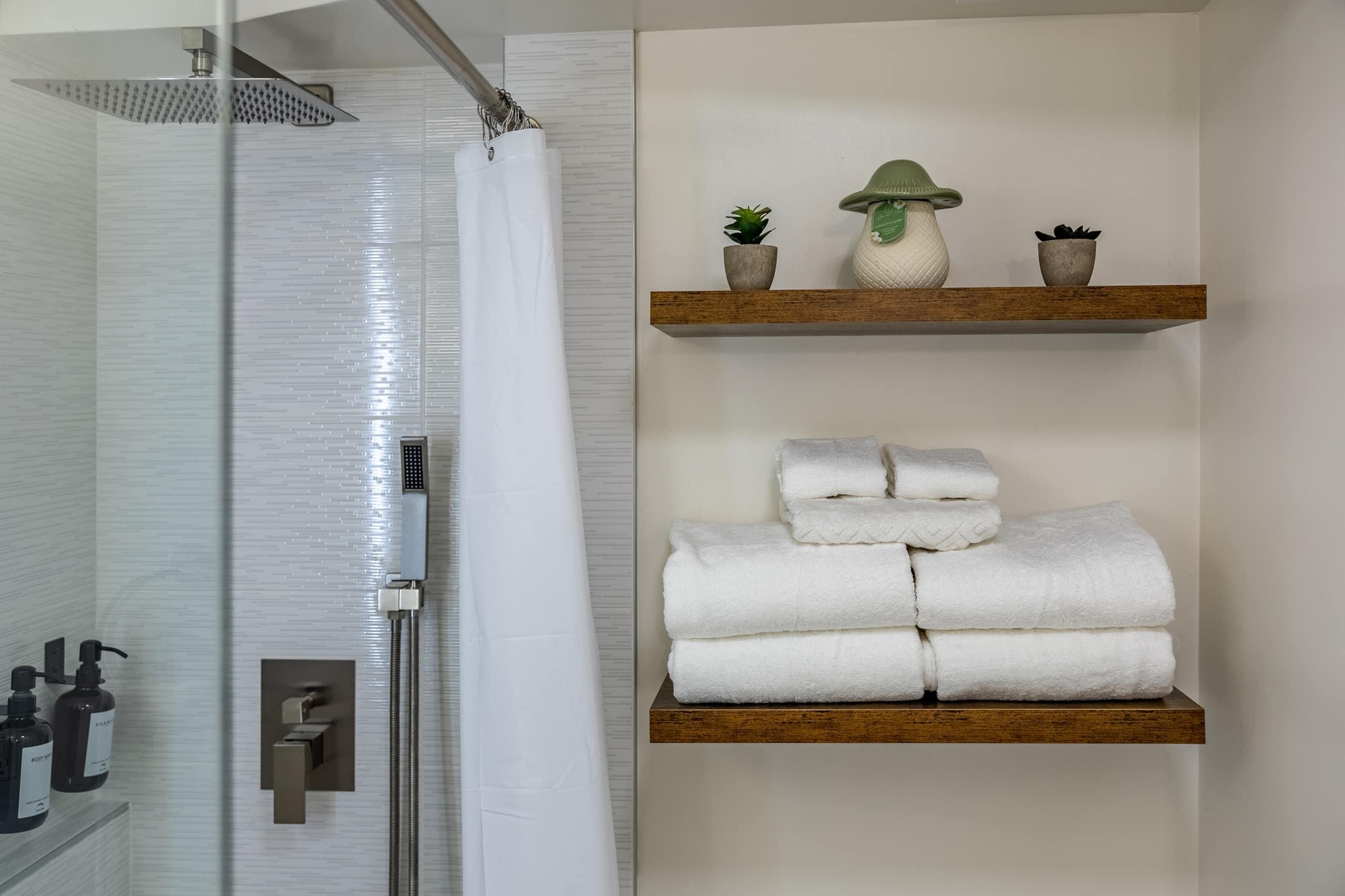 Waikiki Oasis Haven: Your Coastal Escape - Image 21
