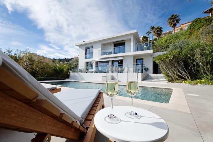 Sunnydaze, 4 Bed V/f Pool Villa - Nice