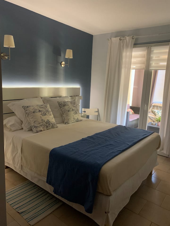 Синя спалня на приземния етаж 160 х 200 легло с изглед към терасата