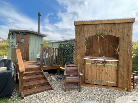 Oakley View Shepherd's Hut with Wood-fired Hot tub