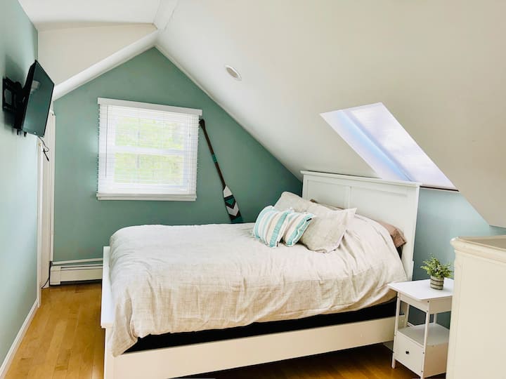 Tercer dormitorio con baño privado.  
Cama tamaño queen. Colchón y marco de cama nuevos. 
 La habitación tiene una cómoda completa y un armario junto a la televisión.  Skylight tiene una sombra de velcro si es necesario. 