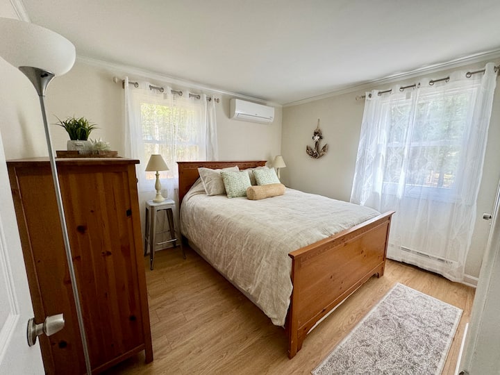 Cama tamaño queen en el primer piso con armario y cómoda completa. Colchón completamente nuevo.