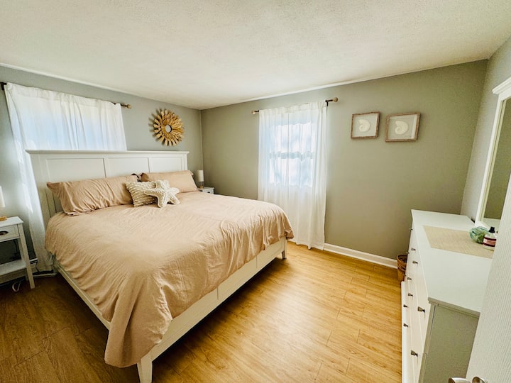 Cama de tamaño amable en el primer piso con armario y vestidor completo. Colchón y muebles nuevos.