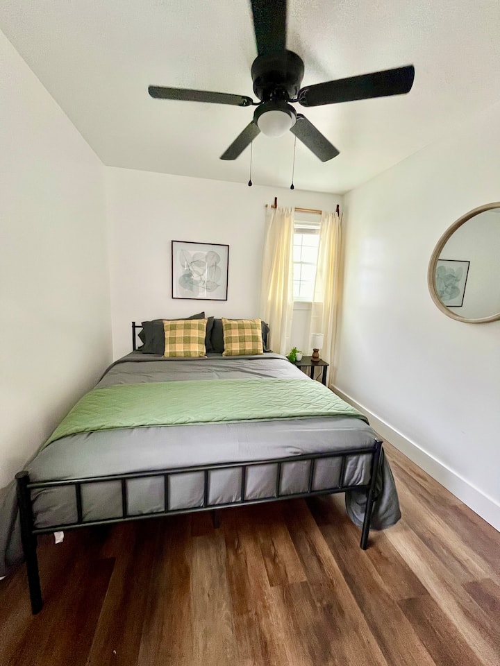 ห้องนอนชั้นล่างพร้อมเตียงควีนไซส์