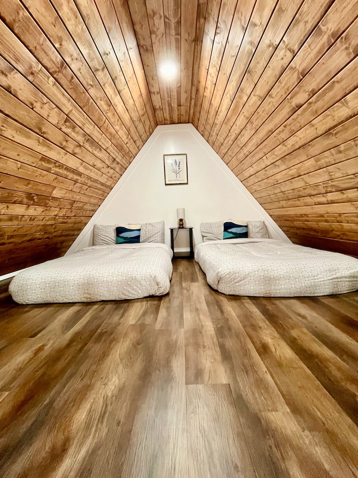 ลอฟท์ชั้นบนพร้อมเตียงใหญ่ 2 เตียง