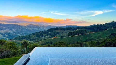 Odyssey Villa-  incredible mountain views, 3bdrs