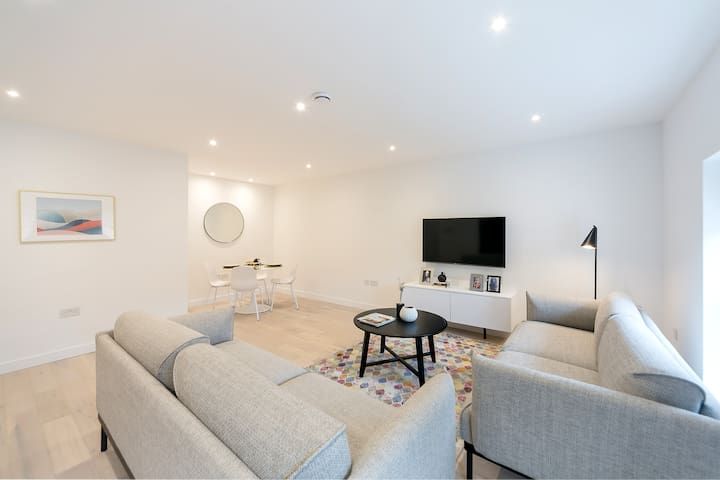 Camden retreat w/ kitchen & elevator