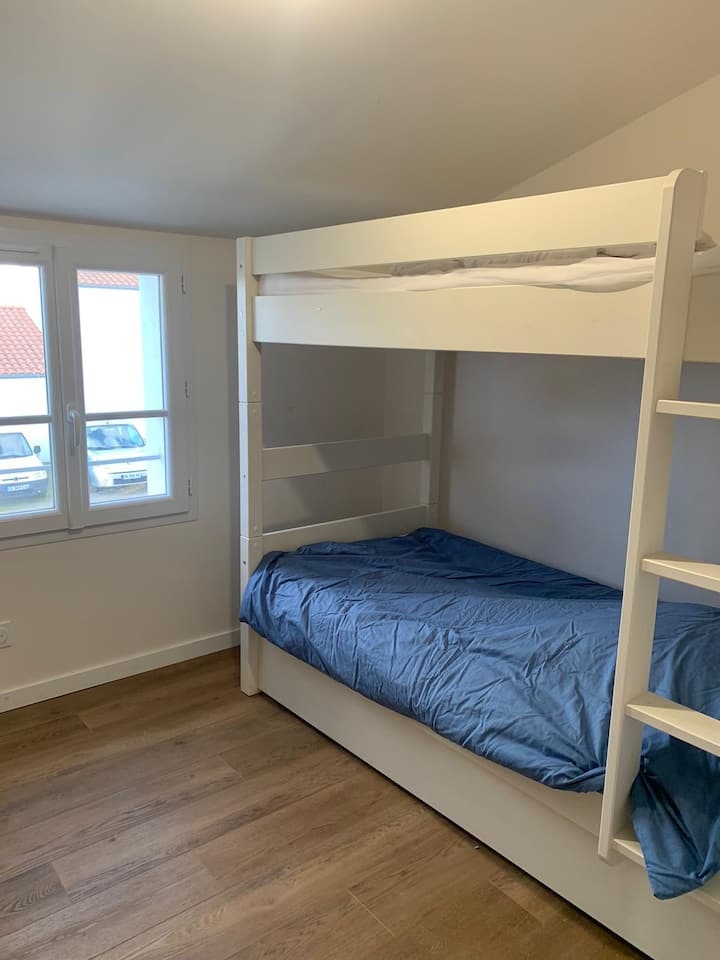 1 litera con una tercera cama nido; gran armario