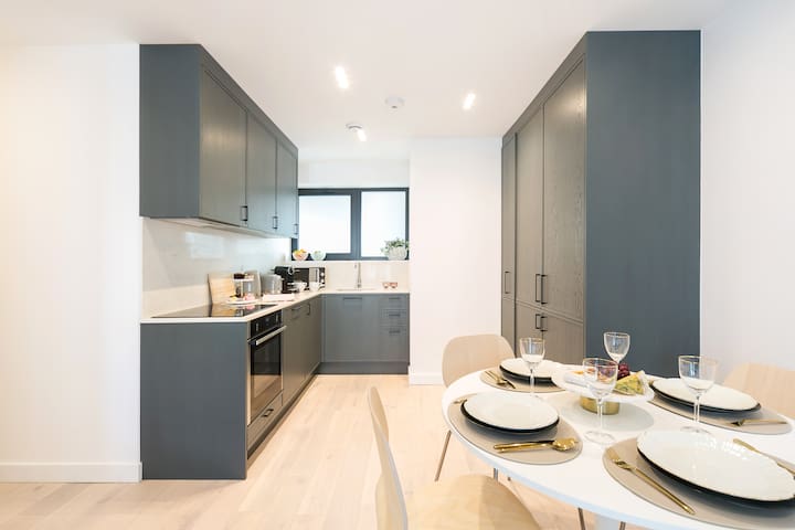 Chalk Farm retreat w/ pvt balcony gallery image 2