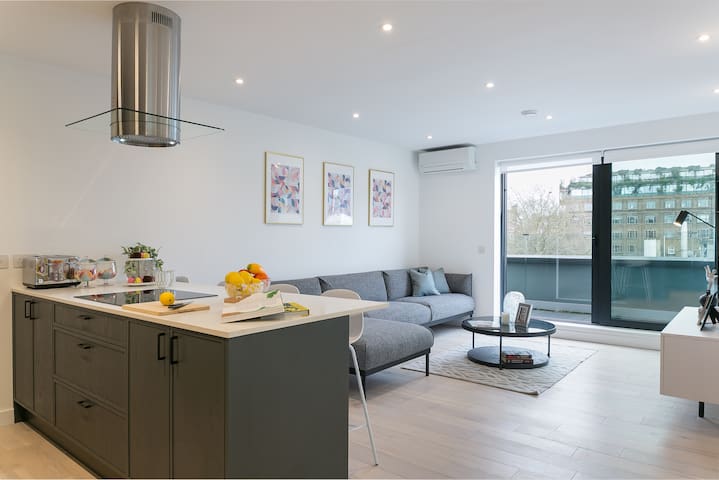 Camden retreat w/ views & balcony