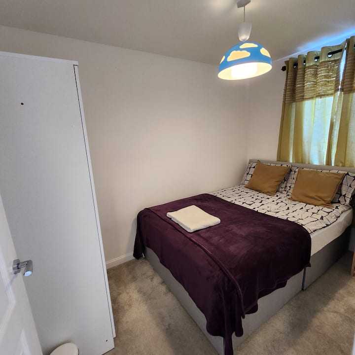 Dormitorio doble con lámparas de cabecera