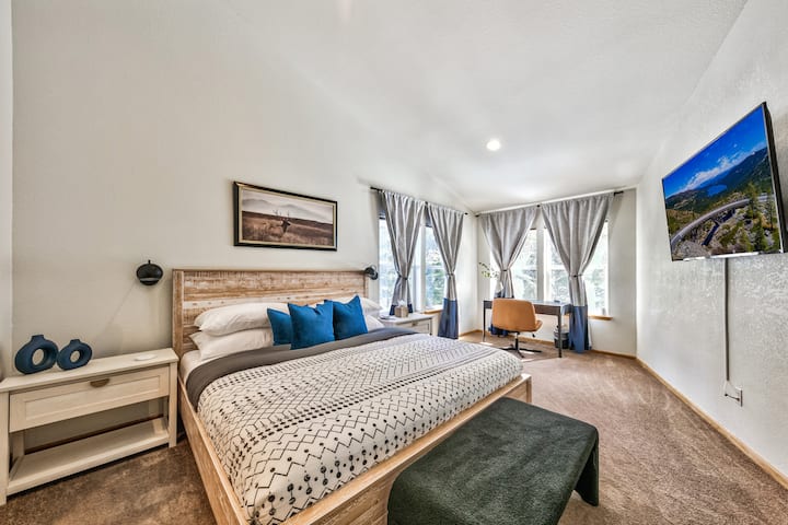 غرفة نوم كبيرة الحجم مع  مساحة عمل 