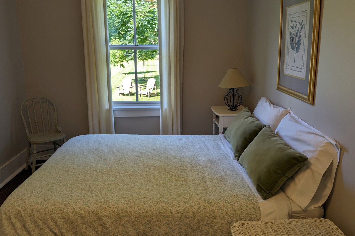 ห้องนอนชั้นหลักมองเห็นสวนหลังบ้านขนาดใหญ่  มีเตียงคู่และอยู่ติดกับอ่างอาบน้ำ 3 ชิ้นชั้นหลัก