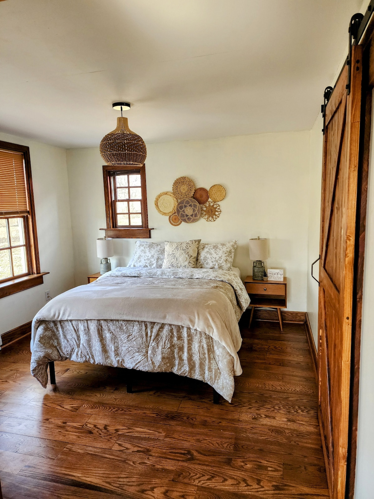 Chumba cha 3 cha kulala kina kitanda aina ya queen na kiko karibu na sebule karibu na ngazi. Kuna bafu la nusu upande wa pili wa ngazi kwenye ukumbi.