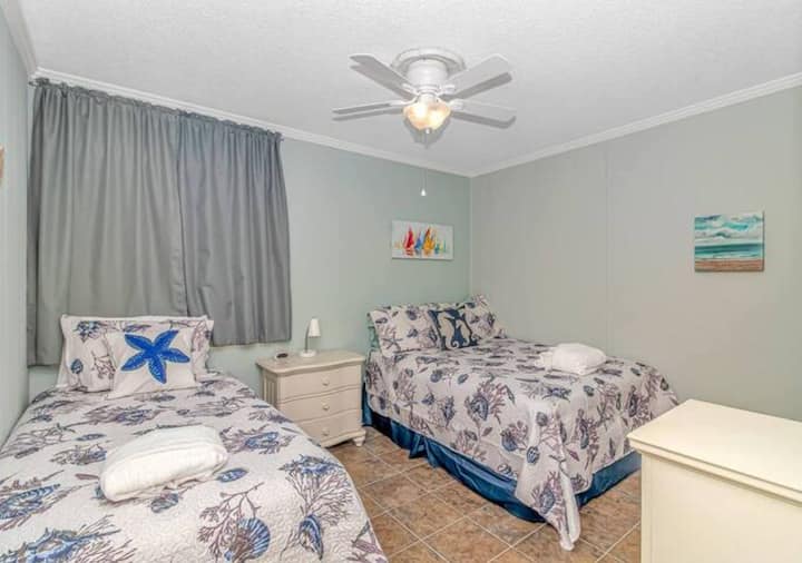 Tweede slaapkamer met volledige grootte en twee eenpersoonsbedden