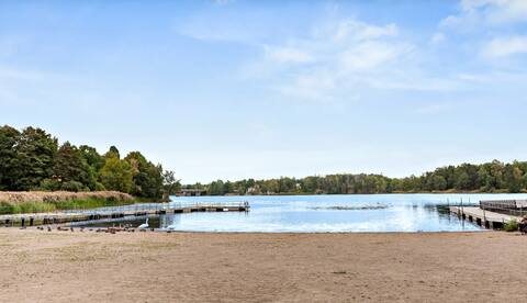 Swim, golf and go shopping in Farsta!