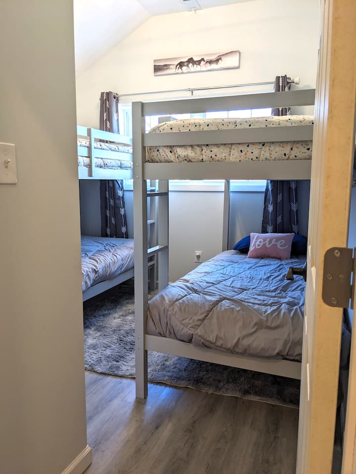 2 מיטות קומתיים, עם נוף יפהפה לחלק האחורי של החלל, שם תוכלו לצפות בסוסים בשדה סמוך ולהעיף מבט על חיות הבר.