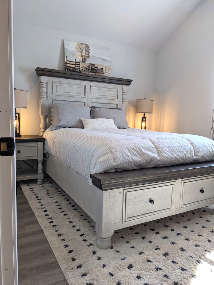 אנחנו קוראים לזה חדר המשאיות בגלל יצירת האמנות הכפרית עם משאית בתוכה. 