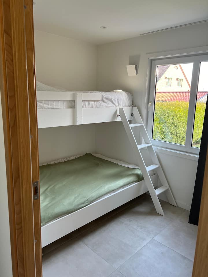 Двуетажно легло с 90 см над леглото и легло отдолу 140 см.