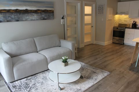 Top performing Airbnb: Modern Condo *King Bed*Ski Hills*Spa*Lake*Beach in Collingwood