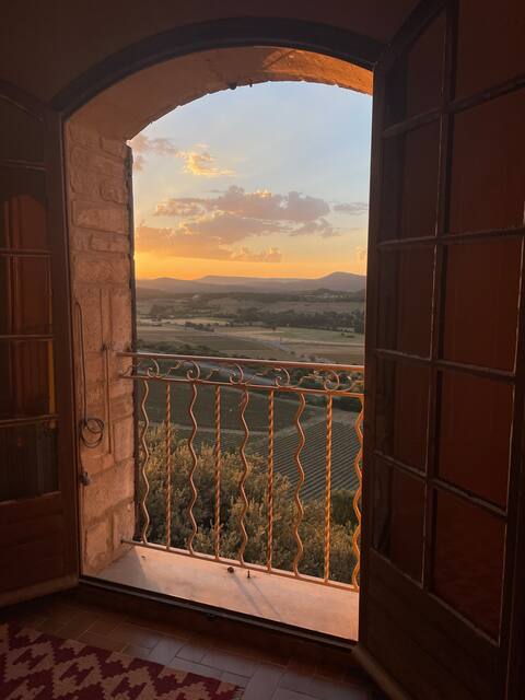 Stone house in Provence with superb view