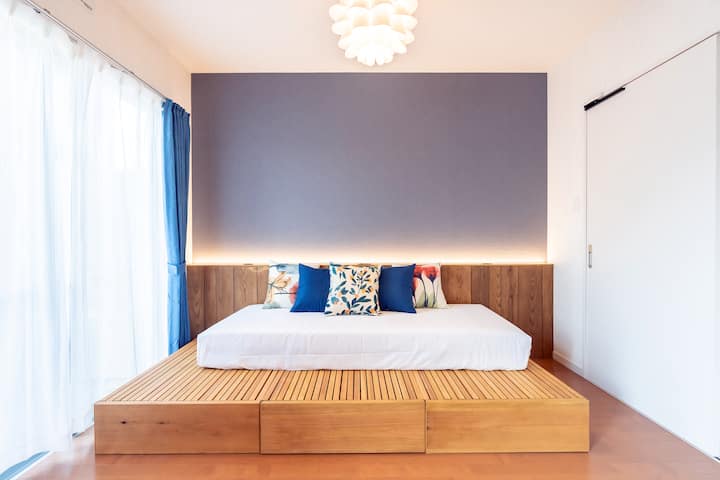 Er zijn 3 uitschuifbare bedden naast de woonkamer die geschikt zijn voor maximaal 5 personen (grote slaapkamer + 3 personen).Het bed krimpt en verandert in een bank als je voor twee personen reserveert.
Naast de woonkamer zijn 3 uitschuifbare bedden uitgerust. Wanneer er 2pax in het appartement verblijft, werken deze bedden als een bank zoals op de foto.