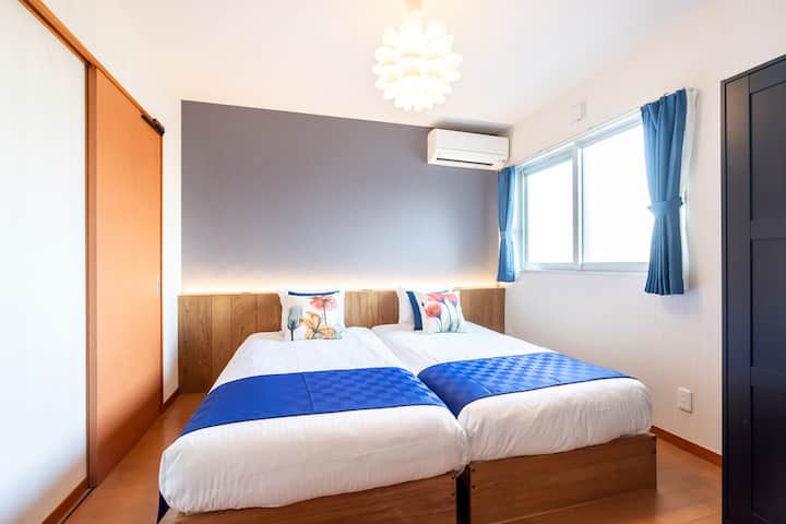 In de grote slaapkamer staat een extra bed voor 2 +1 personen.
Hoofdslaapkamer met 2 eenpersoonsbedden. Een extra bed beschikbaar voor een groep van 6 personen.