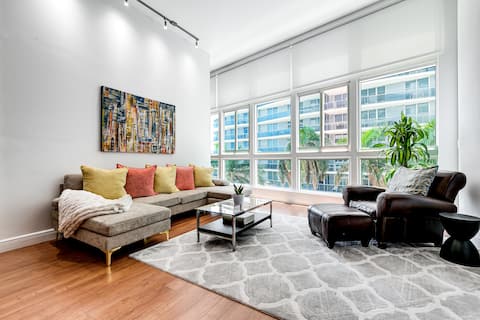 Popular Airbnb listing: Spacious Loft Edgewater/FreeParking/Pool in Edgewater