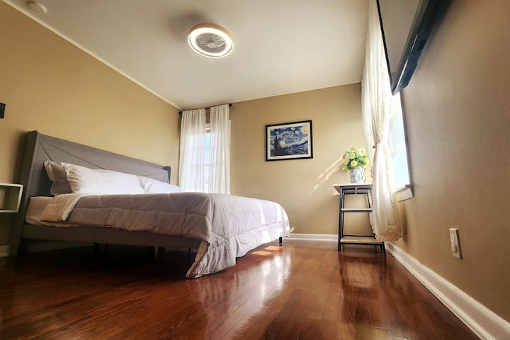 Dormitorio 3: cama tamaño king, con TV de 65 pulgadas.