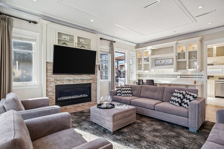 Modern 4B/5B Vancouver Home w/AC + Rooftop Patio gallery image 2