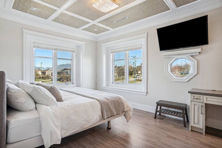 Modern 4B/5B Vancouver Home w/AC + Rooftop Patio gallery image 5