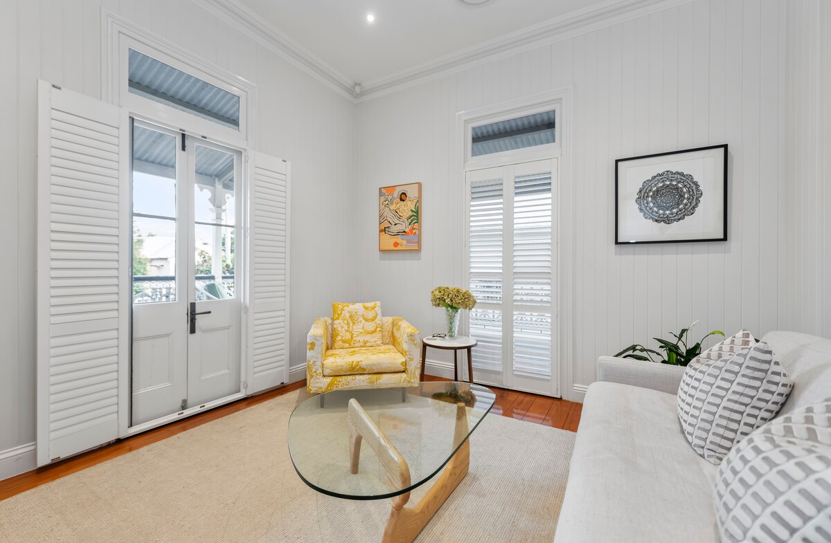 Საძინებელი 4. ის ასევე შექმნილია ოფისად ძალიან გულუხვი და კომფორტული სრულიად ახალი, კარგი ხარისხის, დივნის შეზლონგით. 
Ფრანგული კარები წინა ვერანდისკენ მიემართება.
Ლამაზი, მსუბუქი ჰაეროვანი ოთახი.