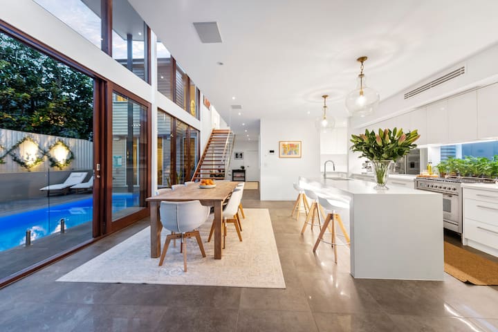 Luxury 4 bedroom house in Hendra gallery image 4