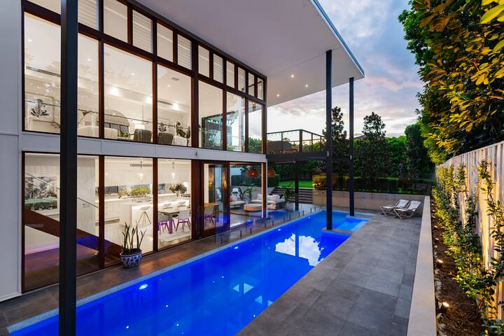 Luxury 4 bedroom house in Hendra