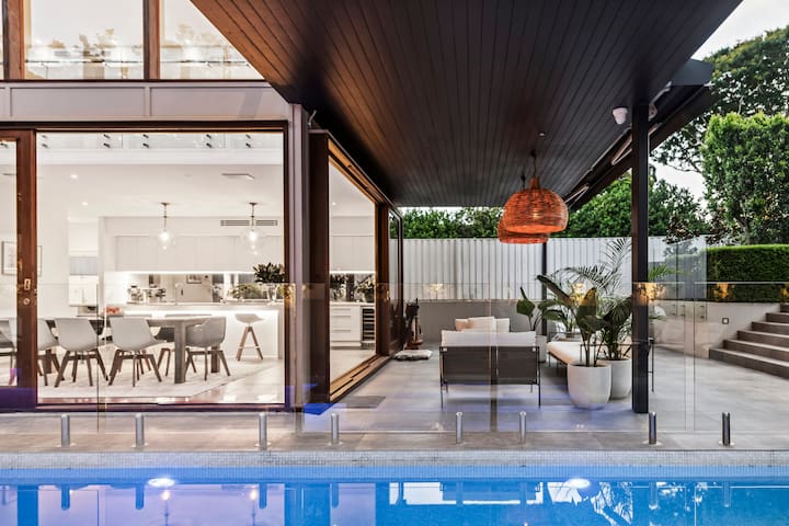 Luxury 4 bedroom house in Hendra gallery image 2