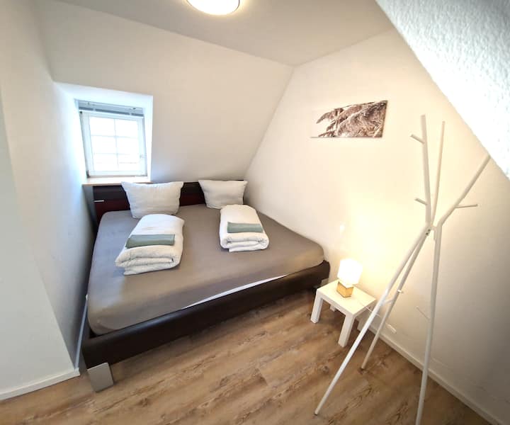 Двойното легло с двойно легло king size се помещава в кът за преспиване. Пухкаво!