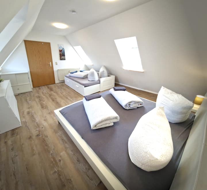 Голямата просторна спалня е с капацитет до 4 души и е оборудвана с голямо двойно легло и разтегателно легло.